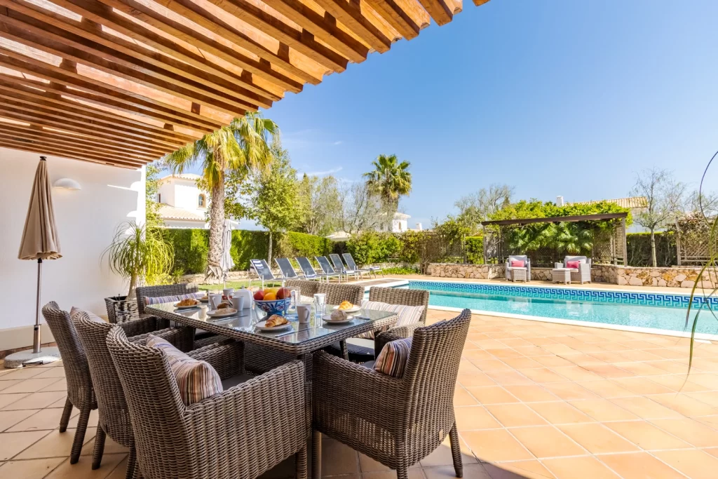 Pool and dining set in back garden