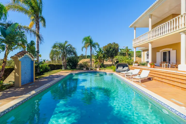 Year-round maintenance of an Algarve holiday let in 2026